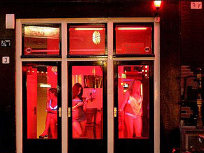 Phía sau khung cửa kính là những cô gái mặc bikini khoe thân thể ở khu Red light. Ảnh: S.T.