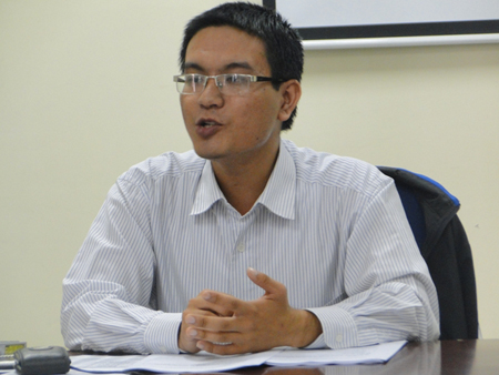 Anh Hoàng Văn Cương, đại diện Phòng Hợp tác Quốc tế Trường Đại học FPT, dặn dò sinh viên về hành lý mang theo và những điều cần lưu ý khi sang học tập tại Philippines.