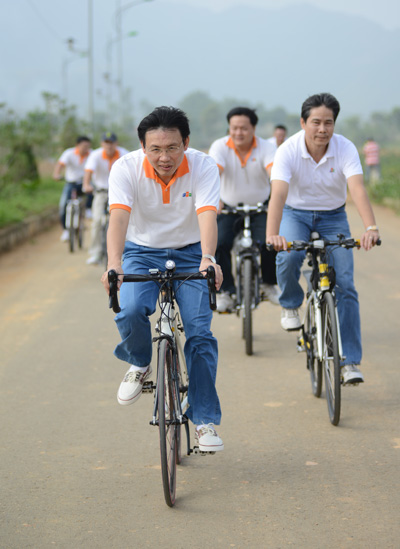Các lãnh đạo đạp xe tiến vào lễ đài.