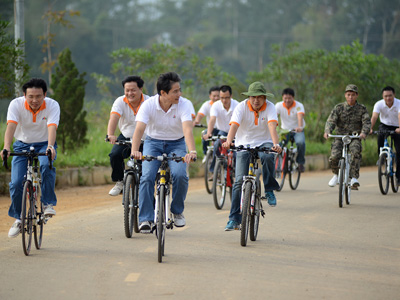 Lãnh đạo FPT IS đạp xe vào lễ đài.
