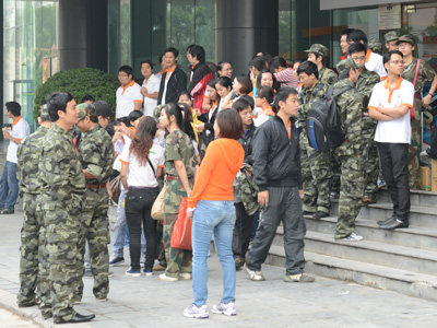 7h sáng 16/11, mọi người tập trung tại sảnh tầng 0 tòa nhà FPT Cầu Giấy và địa điểm gần 101 Láng Hạ.