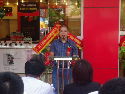 TGĐ FPT Retail Phạm Thành Đức cam kết FPT Shop mang đến các sản phẩm và dịch vụ chất lượng tốt nhất cho người dân địa phương. TGĐ FPT Retail Phạm Thành Đức cam kết FPT Shop mang đến các sản phẩm và dịch vụ chất lượng tốt nhất cho người dân địa phương.