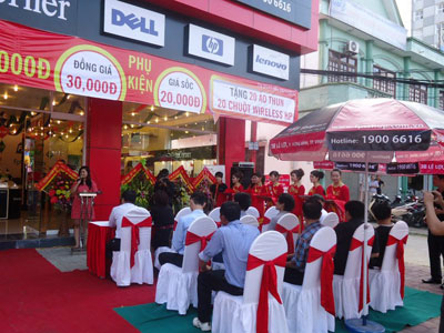 9h sáng, các quan khách địa phương 9h sáng, các quan khách địa phương