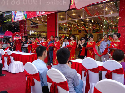 Lễ cắt băng khánh thành với sự tham gia của lãnh đạo FPT Retail, lãnh đạo FPT Telecom và quan khách địa phương. Lễ cắt băng khánh thành với sự tham gia của lãnh đạo FPT Retail, lãnh đạo FPT Telecom và quan khách địa phương.