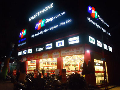 FPT Shop Vinh vào buổi tối. FPT Shop Vinh vào buổi tối.