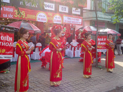 Các nhân viên phát tờ rơi cho người dân địa phương. Các nhân viên phát tờ rơi cho người dân địa phương.