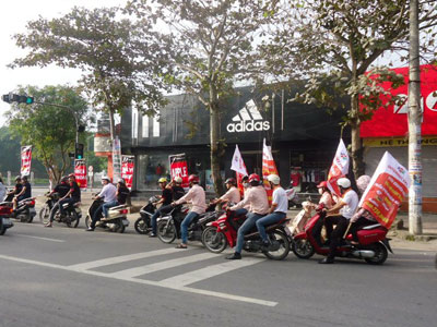 Trước giờ khai trương, nhân viên của FPT Shop và FPT Telecom đã tổ chức roadshow nhằm đưa hình ảnh FPT đến gần người dân Nghệ An. Trước giờ khai trương, nhân viên của FPT Shop và FPT Telecom đã tổ chức roadshow nhằm đưa hình ảnh FPT đến gần người dân Nghệ An.