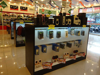 Phía bên trong, cửa hàng đã được trang trí đẹp mắt cho sự kiện khai trương. Phía bên trong, cửa hàng đã được trang trí đẹp mắt cho sự kiện khai trương.