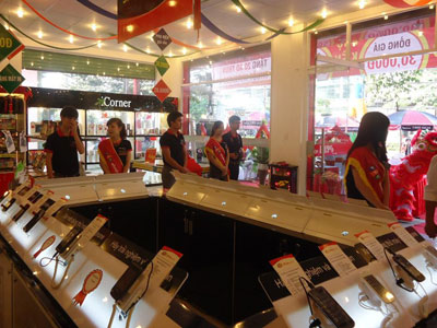 FPT Shop 28 Lê Lợi có khu trải nghiệm smartphone riêng cho khách hàng. FPT Shop 28 Lê Lợi có khu trải nghiệm smartphone riêng cho khách hàng.