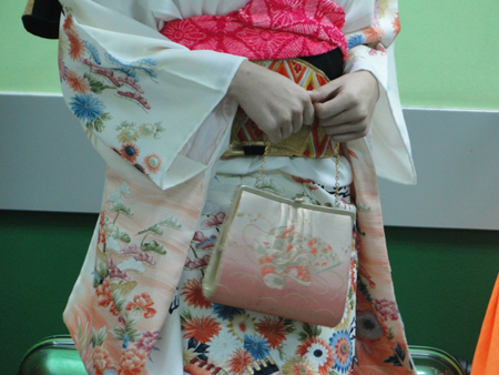 Khi mặc Kimono, người Nhật thường không dùng đồ trang sức như vòng hay nhẫn… Chỉ với những “phụ kiện” giản đơn đi kèm như túi xách, guốc mộc hay là chiếc ô che nắng cũng đủ tôn lên vẻ thanh tú của người con gái.