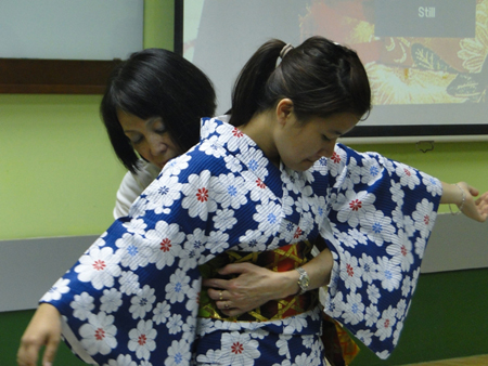 Khá giống với Kimono nhưng Yưkata mặc đơn giản và cảm giác cũng “dễ thở”hơn nhiều. Theo lời hai cô giáo, nếu Kimono được sử dụng trong những ngày lễ lớn, trọng đại thì Yưkata được phụ nữ Nhật mặc trong những dịp thường ngày.