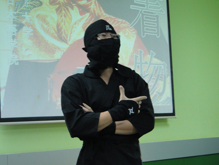 Một sinh viên FPT tạo dáng trong trang phục Ninja. Bạn còn thể hiện màn “phi tiêu ám khí” khá hài hước khi gặp chàng trai trong trang phục Samurai tại buổi giao lưu.