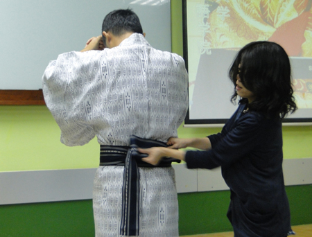 Cô giáo Shishido Yukiko đang hướng dẫn cách mặc trang phục Samurai. Đối với người Nhật, nếu Kimono và Yưkata phải có người hỗ trợ các chị em mới mặc được, thì đối với Samurai, nam giới hoàn toàn có thể tự mặc một cách nhanh chóng vì khá giản đơn.