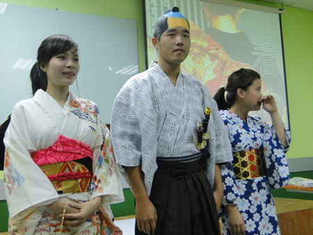 Chương trình giao lưu văn hóa Nhật Bản kết thúc sau gần 2 giờ trò chuyện và giới thiệu trang phục với các giảng viên đến từ Trường Nhật ngữ Tokyo. Các sinh viên FPT đều tỏ ra thích thú và ngạc nhiên khi biết thêm thông tin bổ ích về văn hóa của xứ sở Phù Tang qua các trang phục của họ.