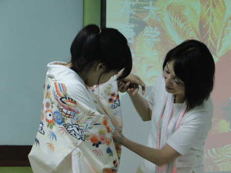 Với sự góp mặt của hai cô giáo đến từ Trường Nhật ngữ Tokyo, sinh viên FPT đã lần lượt được làm quen với các bộ trang phục truyền thống của xứ Phù tang này như Kimono, Yưkata, Ninja, Samurai.
