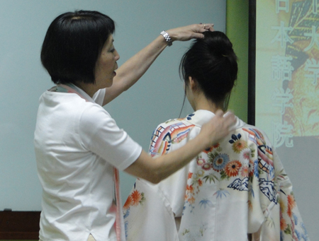 Cô Mayumi Ayabe- Hiệu phó Trường Nhật ngữ Tokyo cho biết, phần lưng và phần gáy của người phụ nữ là phần đẹp nhất khi họ mặc Kimono.