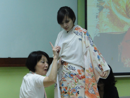 Tuần tự các bước mặc Kimono cũng như ý nghĩa của từng chi tiết trong thao tác mặc trang phục này như cách đặt vạt áo, buộc dây, thắt nơ… đã được hai cô giáo chia sẻ cởi mở và khá chi tiết đến người tham dự.