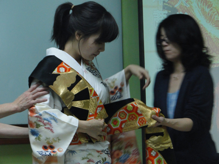 Nổi bật trên trang phục Kimono là chiếc đai lưng bản rộng dài khoảng 4m, bằng chất liệu lụa mềm với các phụ tiết được thêu cẩn thận bằng tay. Cô giáo Shishido Yukiko cho biết, khăn đai này trị giá 5 triệu yên Nhật, tương đương 100 triệu đồng.