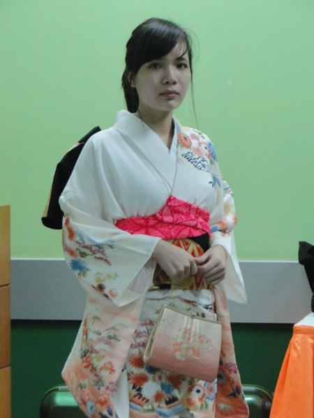 Trong trang phục Kimono, nữ sinh FPT đã hiện lên thật duyên dáng và đáng yêu. Bạn nữ chia sẻ, lần đầu được khoác lên mình bộ đồ này, bạn rất thích thú dù vẫn chưa quen được với cảm giác nóng và hơi chật.