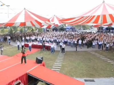 Hơn 1.200 cán bộ nhân viên FPT IS nhảy FPT Style. Ảnh: C.T.