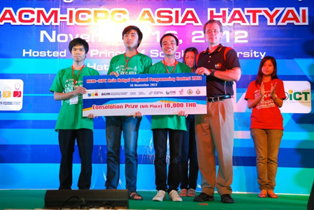 Các thành viên đội tuyển Spear of Triam (từ trái qua phải): Phạm Lê Quang, Hồ Vĩnh Thịnh và Lăng Trung Hiếu nhận thưởng tại Lễ bế mạc ACM/ICPC tại Thái Lan.