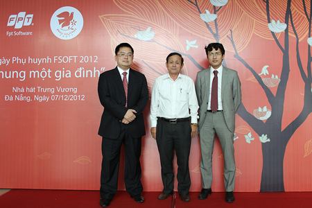 Chủ tịch FPT Software Hoàng Nam Tiến (trái) và TGĐ FPT Software Nguyễn Thành Lâm (phải) chụp ảnh lưu niệm với các phụ huynh CBNV.