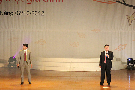 Hai lãnh đạo cao nhất của FPT Software ra mắt các phụ huynh tại Đà Nẵng bằng tiết mục nhạc kịch