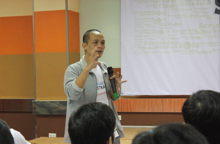 Anh Nguyễn Thành Nam, Phó Chủ tịch Đại học FPT, nguyên Chủ tịch FPT Software, chia sẻ về quản lý dự án phần mềm theo Agile tại Hanoi Scrum Day 2012. Ảnh: Hải Mỹ.
