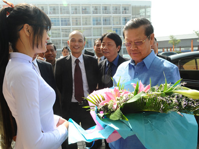 Sinh viên ĐH FPT tặng hoa và dành những lời chúc tốt đẹp nhất cho người đại diện của nước Cộng hòa Dân chủ Nhân dân Lào.