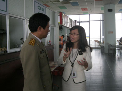 Trưởng Ban truyền thông FPT Bùi Nguyễn Phương Châu giới thiệu về nhà ăn tập thể tầng 15.