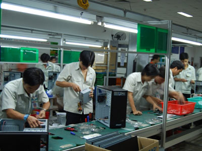 Dây chuyền sản xuất máy tính FPT Elead. Ảnh: C.T.