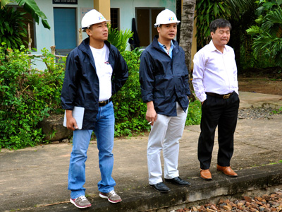 GĐ Dự án Đường trục Bắc - Nam Phạm Thanh Tuấn (ngoài cùng bên trái) trong một chuyến khảo sát. Ảnh: FPT Telecom.