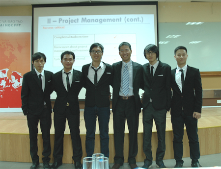 Cả năm sinh viên đều đang là nhân viên chính thức của FPT Software. Ảnh: Vân Anh.