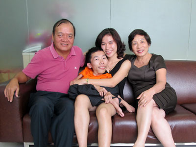 Nguyễn Công Hùng và vợ (ở giữa) chụp ảnh cùng anh Châu và chị Thanh. Ảnh: Chị Thanh cung cấp.