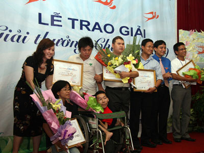Anh Hùng cùng các cá nhân xuất sắc trong lễ trao giải thưởng Chim Én 2009. Ảnh: S.T.