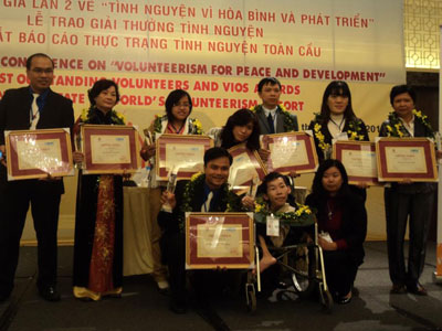 Nguyễn Ngọc Quỳnh Anh (thứ ba từ trái sang) và anh Hùng trong lễ trao giải thưởng tình nguyện. Ảnh: S.T.