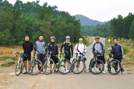 Cả đoàn chụp ảnh trước khi bắt đầu leo dốc.