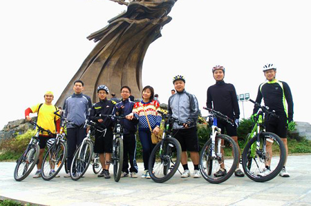 Cả đoàn chụp ảnh kỷ niệm trước tượng đài Thánh Gióng.