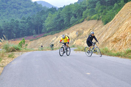 Để chinh phục con dốc này, với những thành viên lần đầu thử sức, quả không hề dễ dàng.