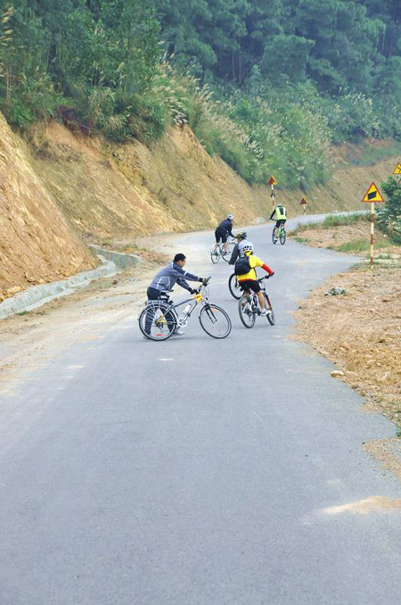 Các thành viên được hướng dẫn leo theo hình zích zắc, sẽ giúp tim được nghỉ ngơi, đỡ mệt hơn