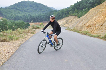 “Quái vật” Nguyễn Việt Anh hướng dẫn cả đoàn cách leo dốc.