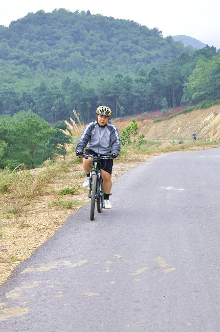 Anh Đào Trung Kiên, thành viên lớn tuổi nhất đoàn (anh Kiên sinh năm 1970) cũng đã chinh phục thành công con dốc 2,5km tuy khởi đầu hơi khó khăn.