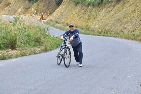Khi mệt, xuống dắt xe vẫn thấy vui.