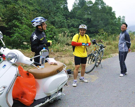 Tranh thủ nghỉ ngơi nạp năng lượng trước khi tiếp tục leo dốc.