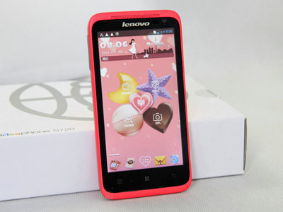Lenovo S720 hướng tới đối tượng khách hàng nữ với vỏ màu hồng thời trang. Ảnh: S.T.