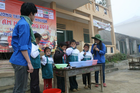 Ngày 26/12, đoàn tình nguyện đã đến Trường tiểu học Lao Và Chải để trao học bổng, quần áo,và tuyên truyền sức khỏe răng miệng cho các em học sinh của trường.