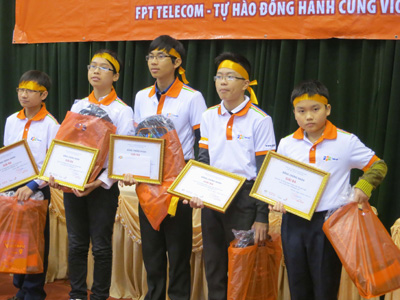 FPT Telecom tài trợ các phần cho học sinh đạt giải. Ảnh: Minh Tuấn.