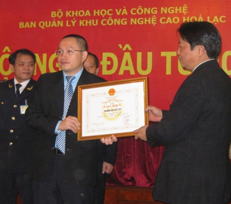 Phó Hiệu trưởng Nguyễn Xuân Phong, đại diện Trường Đại học FPT nhận Bằng khen của Bộ trưởng Bộ KH&CN.