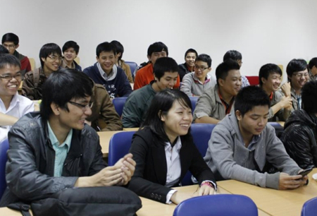 Sinh viên FPT rất hào hứng trước những thông tin từ BLĐ FPT Software Đà Nẵng.
