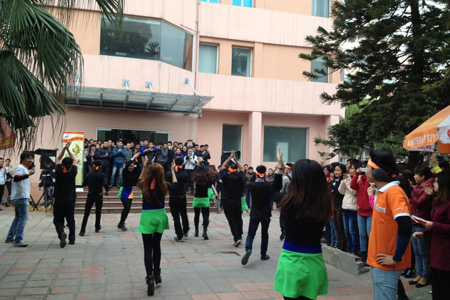 Điệu FPT Dance rộn ràng sân 48 Vạn Bảo. Ảnh: Công Sáng.